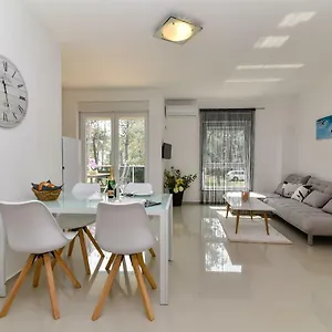 Denis Apartmán Vir